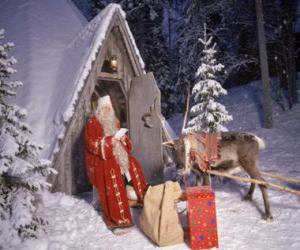 yapboz Noel Baba evinin kapısına bir ren geyiği ve hediyeler ile